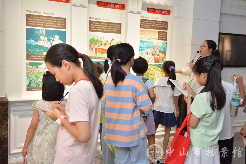 1754042235744669.jpg 图4:部分学生在参观展览的过程中认真地做笔记(摄影:蓝子键).JPG
