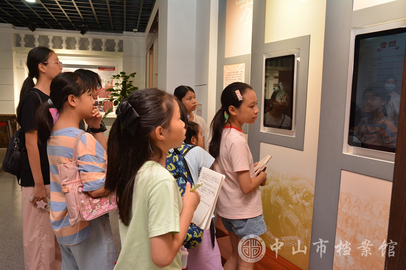1754042246819298.jpg 图5:学生们在电子触摸屏前玩互动游戏(摄影:蓝子键).JPG