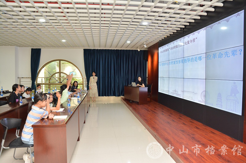 1754042497271996.jpg 图9:学生们踊跃参与有奖问答互动(摄影:蓝子键).JPG