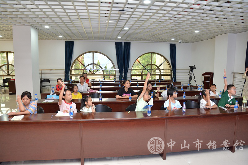 1754042506875987.jpg 图10:学生们踊跃参与有奖问答互动(摄影:蓝子键).JPG