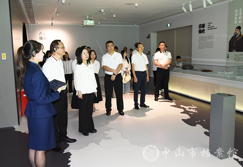 1754385699113226.jpg 图1:参观展览(摄影:彭天亮)副本.jpg