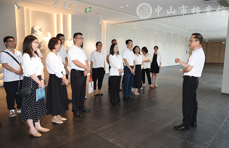 1754385712850173.jpg 图2:严荫庭副馆长讲廉政微党课(摄影:彭天亮)副本.jpg