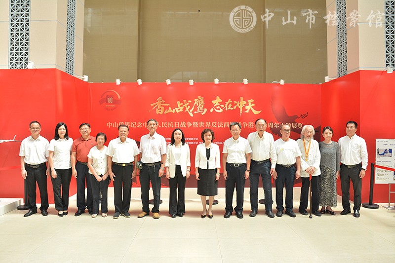 1756179451763640.jpg 图1:市委常委、统战部长刘美新(右七),市侨联党组书记、主席刘志巍(右六),市档案馆馆长、市地方志办主任高颖(左七)等领导嘉宾出席展览开幕仪式(摄影:蓝子键)副本.jpg