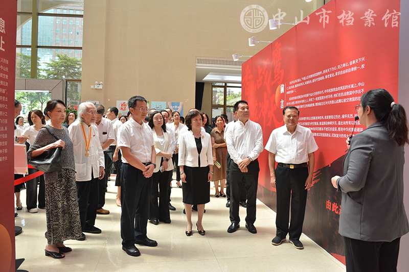 1756179508785988.jpg 图5:出席开幕仪式的领导嘉宾参观展览(摄影:蓝子键)副本.jpg