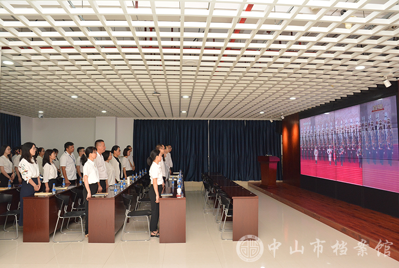 图2：全馆人员观看“纪念中国人民抗日战争暨世界反法西斯战争胜利80周年大会”直播（摄影：蓝子键）副本.jpg