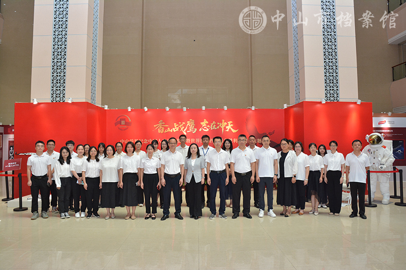 图2：全馆干部职工在展览大厅合影（摄影：蓝子键）副本.jpg
