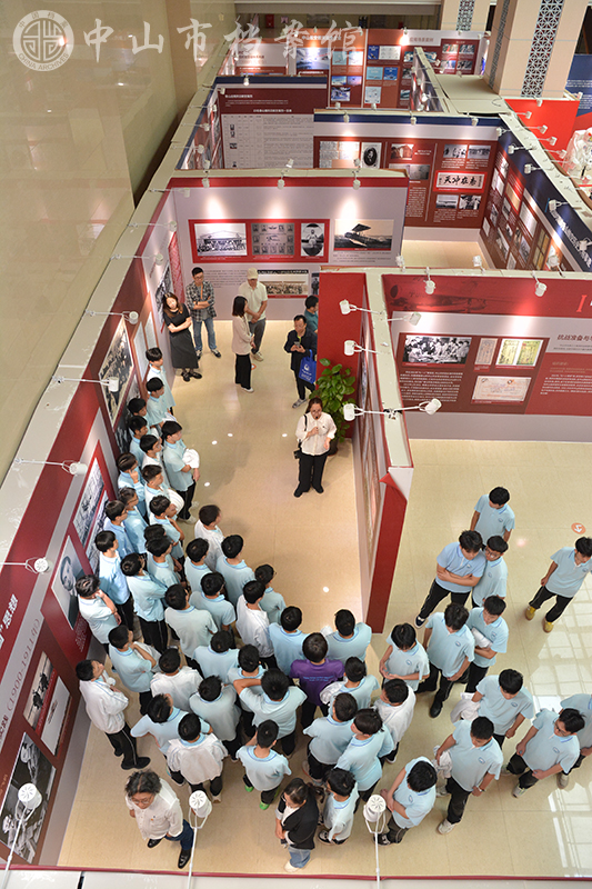 1761190207394979.jpg 图2:学生参观“香山战鹰”主题展览(摄影:蓝子键)副本.jpg