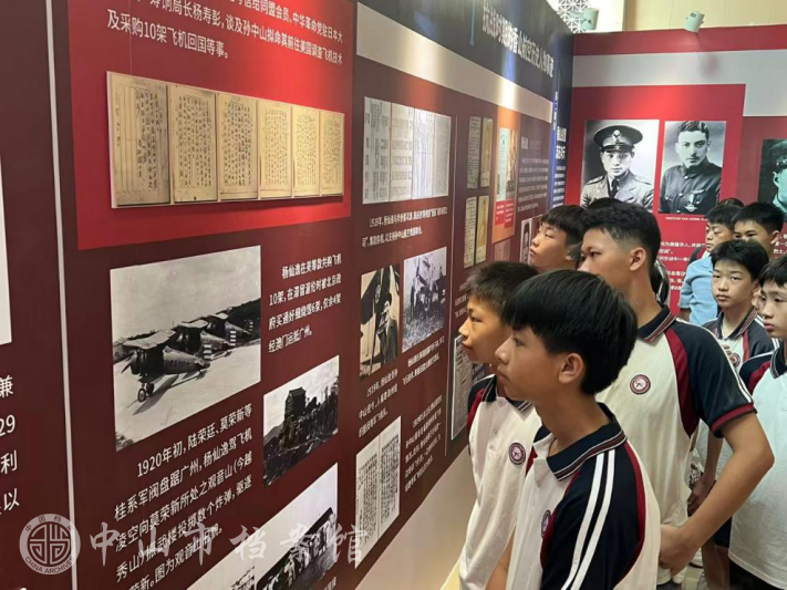 1761190821558437.jpg 图6:9月4日,西区新长江学校学生驻足展板前认真观看(摄影:蓝子键)副本.jpg