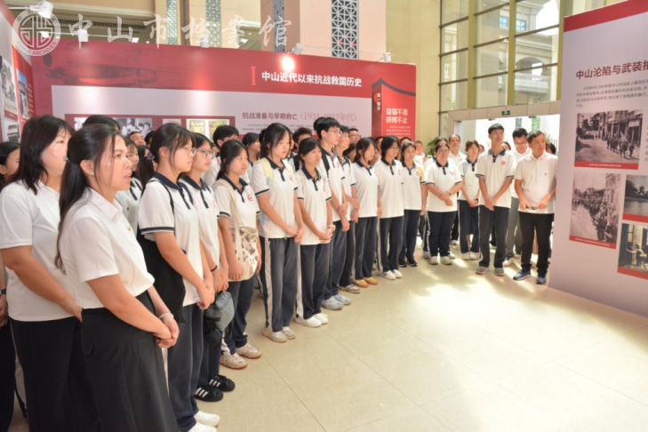 1761190836181312.jpg 图7:9月12日,沙溪理工学校学生到档案馆参观展览(摄影:蓝子键)副本.jpg