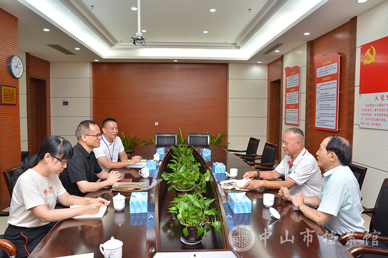 1761204565223214.jpg 图1:卢德铭先生(右一)与叶伯开先生(右二)到中山市档案馆商讨捐赠有关事宜(摄影:蓝子键).jpg