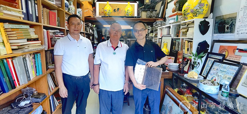 1761204993672571.jpg 图8:中山市档案馆副馆长严荫庭(右)一行到叶伯开先生(中)的晴和斋收藏馆参观(摄影:蓝子键)副本.jpg