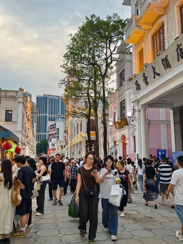 1762141705844626.jpg 图9:活化改造后的思豪大酒店门前人声鼎沸(图源:石岐发布).jpg