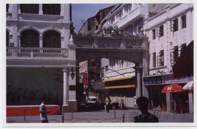 1762141884599750.jpg 图14:2001年的大庙下牌坊(中山市档案馆藏)【179-F3-1-2001-10-44】.jpg