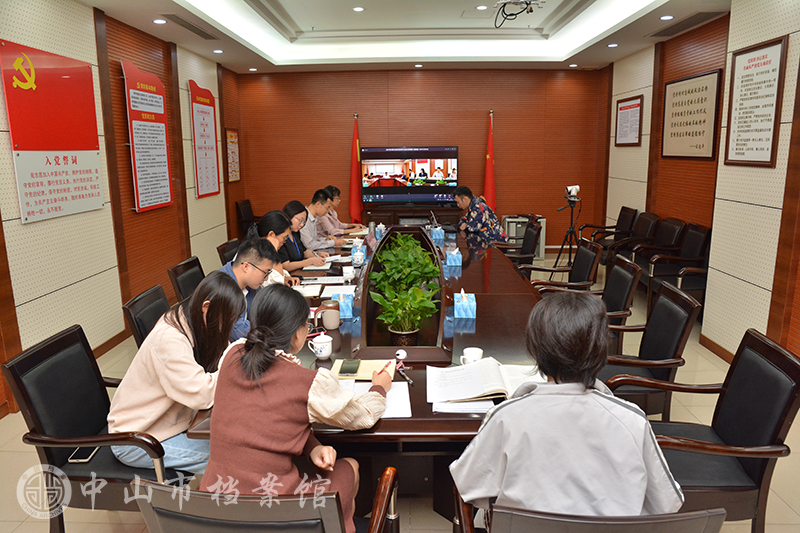 2025年10月30日上午，市地方志办人员在中山市档案信息中心参加全省第三轮修志试点推进会（视频会议）（摄影：蓝子键）副本.jpg