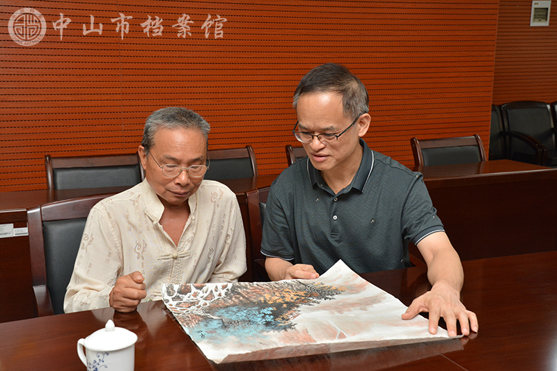 图2：刘志刚先生（左）向中山市档案馆副馆长严荫庭介绍画家李卓杰的山水画（摄影：蓝子键）副本.jpg