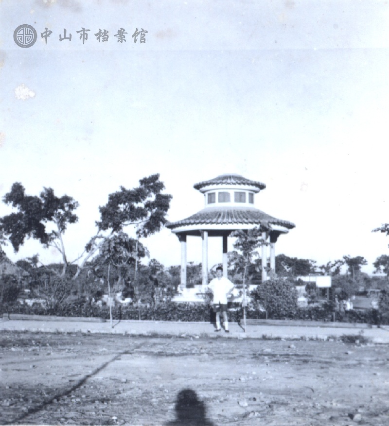 图2：上世纪五十年代的西郊公园一角（摄影：路华）【179-F3-1-1957-4-1】.jpg