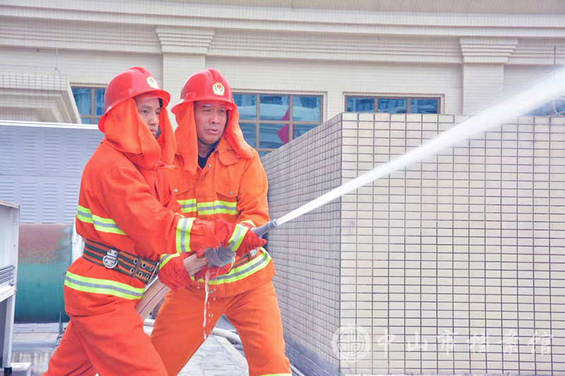 图4：演练中，物业消防安全人员在内部扑灭“火源”（摄影：蓝子键）副本.jpg