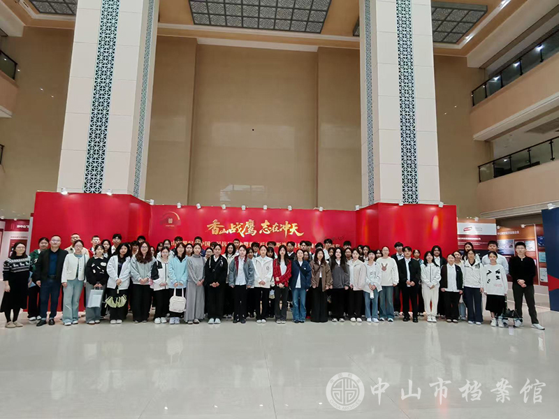 图1：中山职业技术学院同学们参观“香山战鹰 志在冲天——中山侨界纪念中国人民抗日战争暨世界反法西斯战争胜利80周年主题展览”（摄影：蓝子键）副本.jpg