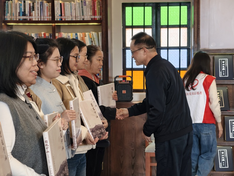 图3：市档案馆严荫庭副馆长向南区街道相关机构及各中小学校代表赠送《图说中山（1909-1949）》等书籍（图源：中山市南区街道宣传文化服务中心）副本.jpg