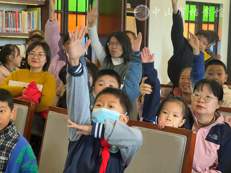 图5：互动问答赠书现场（摄影：黎晓欣） 副本.jpg