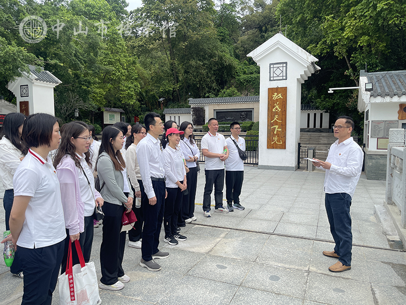 图2：市档案馆副馆长严荫庭现场讲授树立和践行正确政绩观学习教育专题党课（摄影：彭天亮）副本.jpg