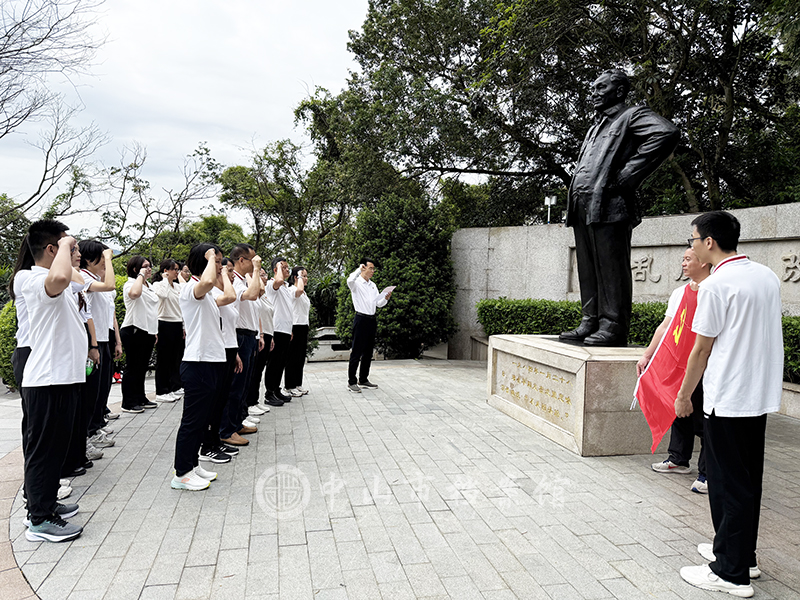 图3：全体党员重温入党誓词（摄影：韦帝铭）副本.jpg