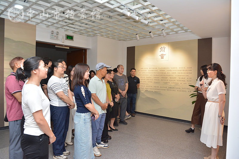 图1：参观“兰台珍档——中山市档案馆馆藏珍品展（试展）”（摄影：蓝子键）副本.jpg