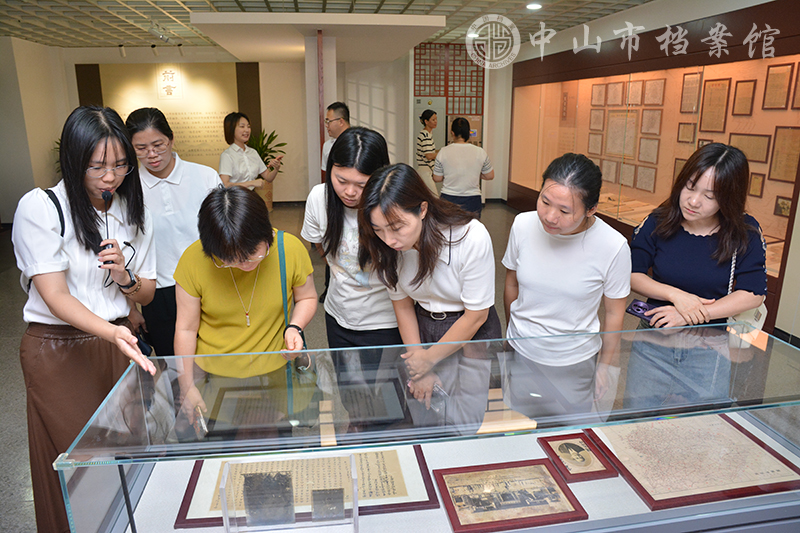 图2：参观“兰台珍档——中山市档案馆馆藏珍品展（试展）”（摄影：蓝子键）副本.jpg