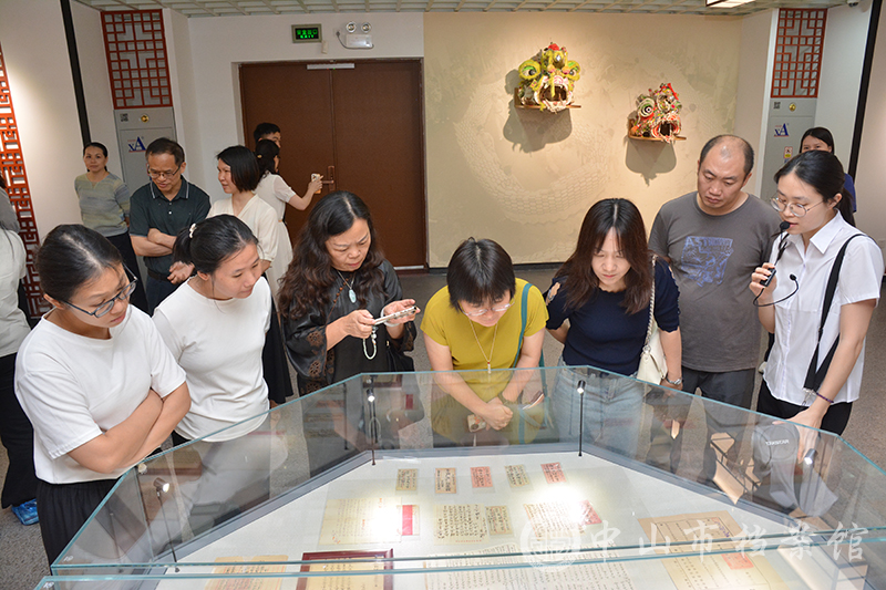 图4：参观“兰台珍档——中山市档案馆馆藏珍品展（试展）”（摄影：蓝子键）副本.jpg