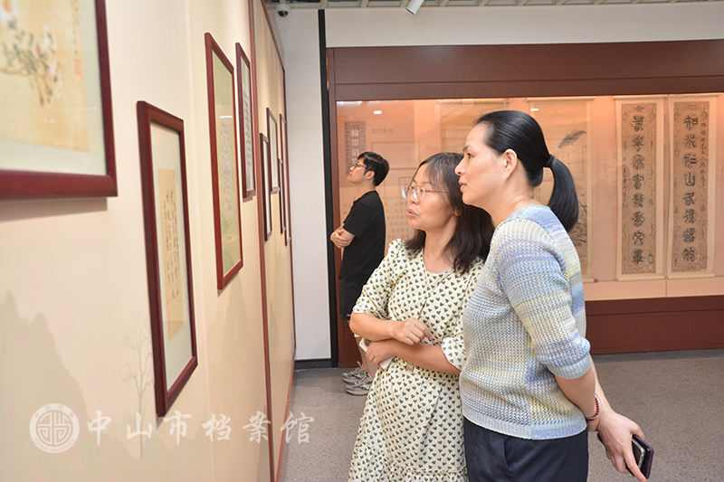图5：参观“兰台珍档——中山市档案馆馆藏珍品展（试展）”（摄影：蓝子键）副本.jpg