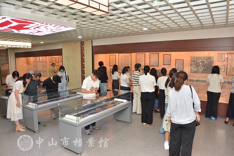 图7：参观“兰台珍档——中山市档案馆馆藏珍品展（试展）”（摄影：蓝子键）副本.jpg