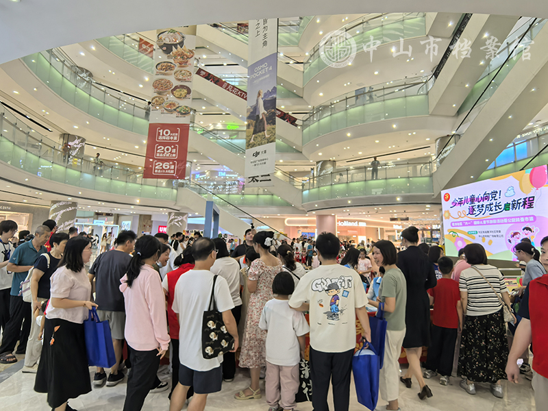 图2：活动吸引了许多市民家长和小朋友的参与（摄影：蓝子键）副本.jpg