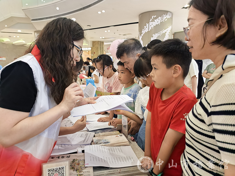 图5：活动吸引了许多市民家长和小朋友的参与（摄影：蓝子键）副本.jpg