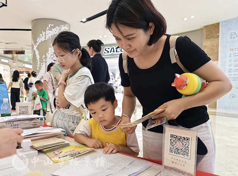 图6：小朋友认真参与档案科普趣味问答和打卡盖章活动（摄影：蓝子键）副本.jpg