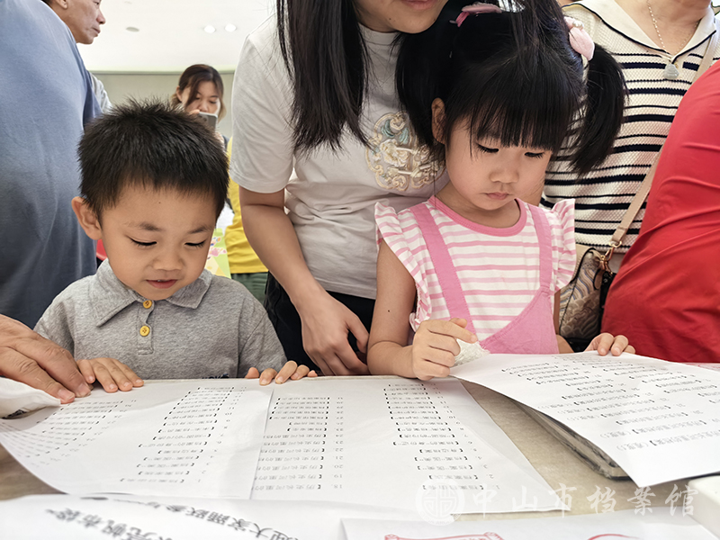 图7：小朋友认真参与档案科普趣味问答和打卡盖章活动（摄影：蓝子键）副本.jpg