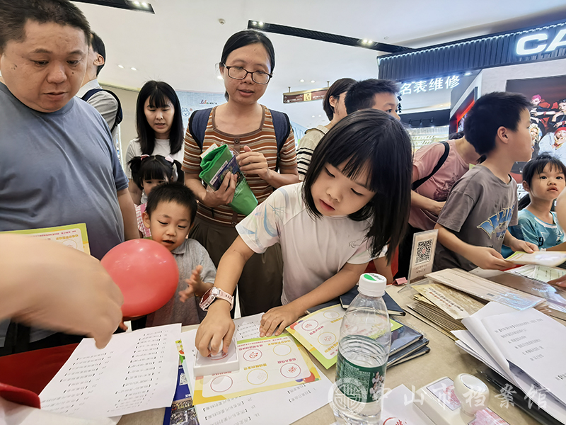 图8：小朋友认真参与档案科普趣味问答和打卡盖章活动（摄影：蓝子键）副本.jpg