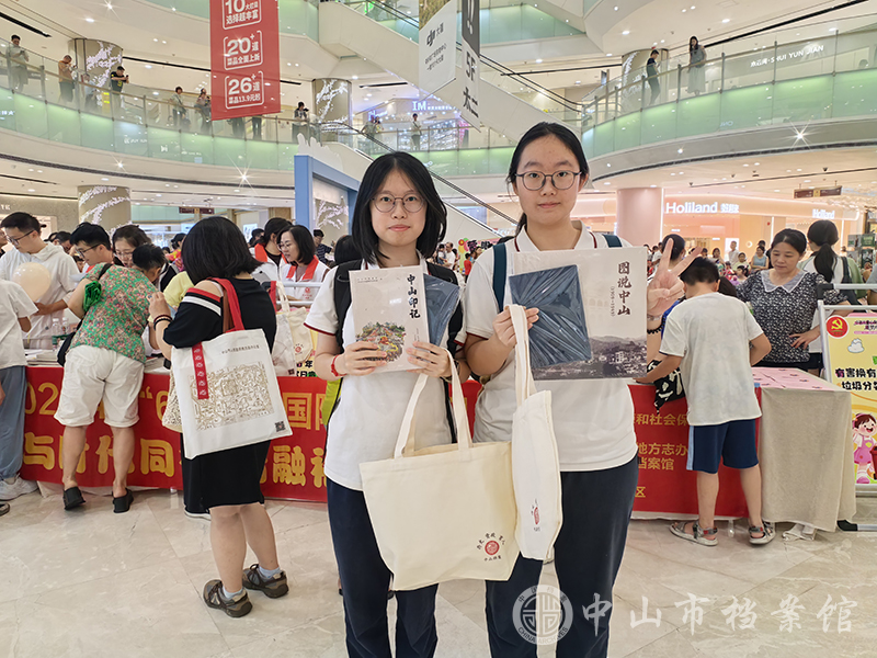 图9：参与活动的小朋友喜获奖品后拍照留念（摄影：蓝子键）副本.jpg