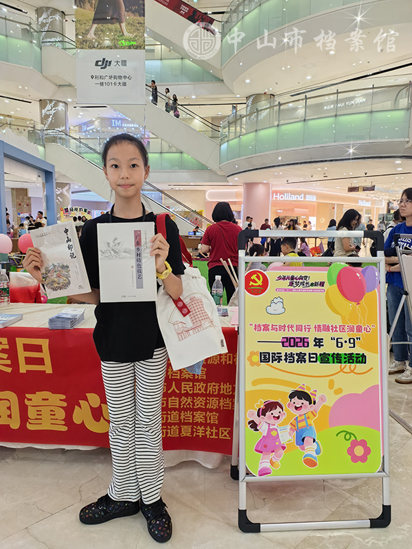 图10：参与活动的小朋友喜获奖品后拍照留念（摄影：蓝子键）副本.jpg