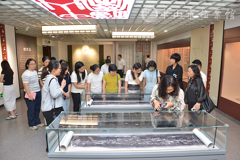 图2：参观“兰台藏珍——中山市档案馆馆藏珍品展（试展）”（摄影：蓝子键）副本.jpg