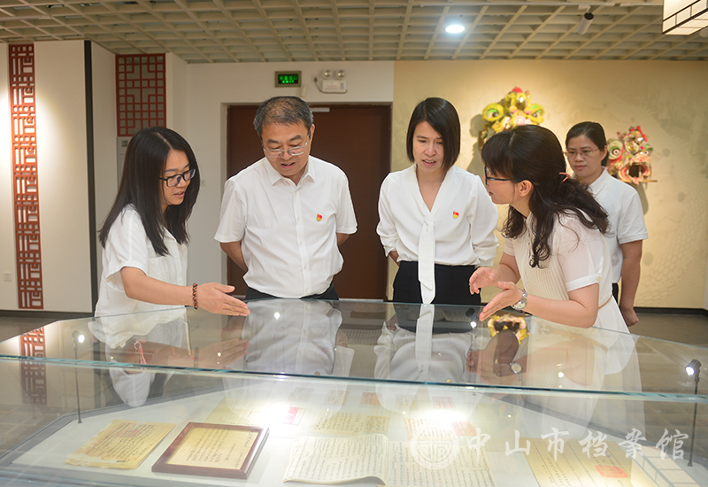 图3：参观“兰台藏珍——中山市档案馆馆藏珍品展（试展）”（摄影：蓝子键）副本.jpg