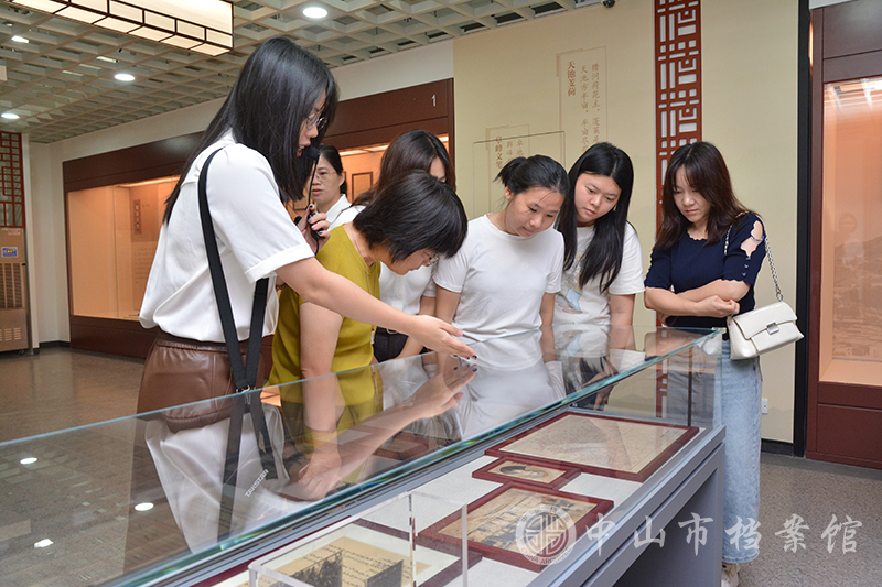 图4：参观“兰台藏珍——中山市档案馆馆藏珍品展（试展）”（摄影：蓝子键）副本.jpg