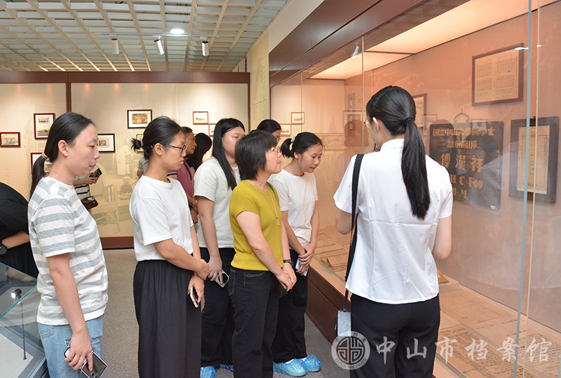 图5：参观“兰台藏珍——中山市档案馆馆藏珍品展（试展）”（摄影：蓝子键）副本.jpg