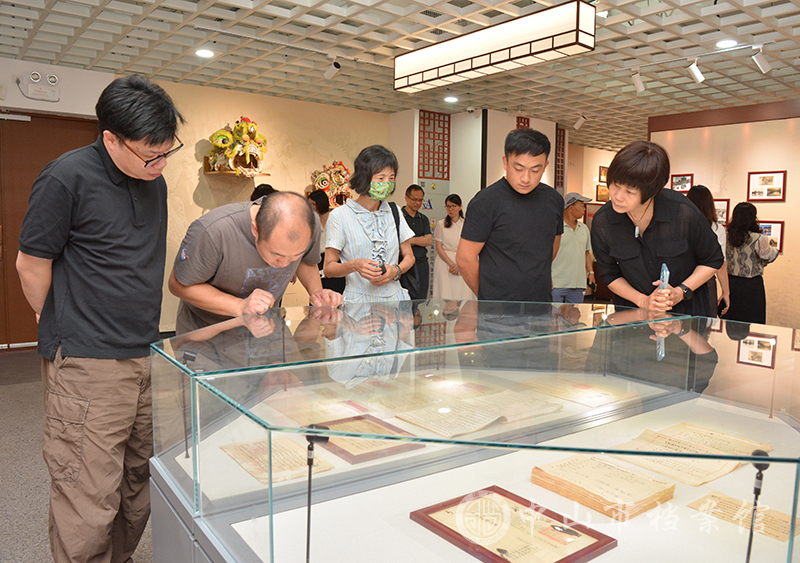 图6：参观“兰台藏珍——中山市档案馆馆藏珍品展（试展）”（摄影：蓝子键）副本.jpg