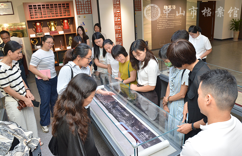 5.观众认真观看展出的档案史料1 副本.jpg