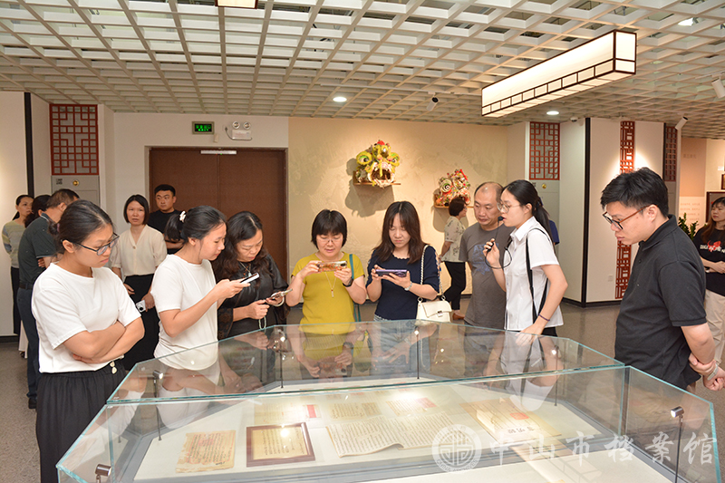 9.展出档案引起观众兴趣 副本.jpg