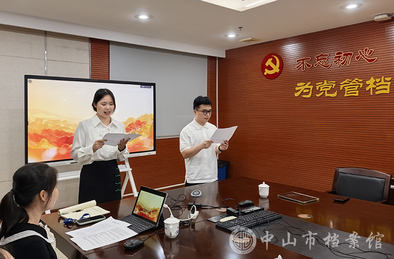 图2：郭卓浩、韦禧桦朗诵《五桂山下的誓言》（摄影：蓝子键）副本.jpg
