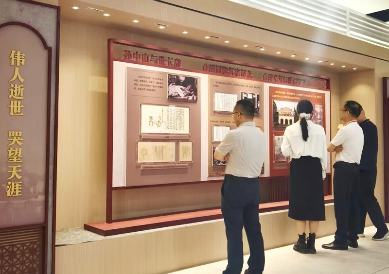 图2：2026年6月28日，嘉宾参观展览（图源：广东省档案馆）副本.jpg