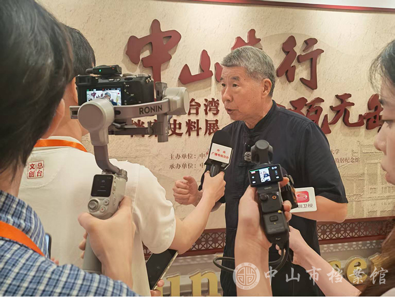 图3：2026年6月28日，台湾孙文学院总校长张亚中在“孙中山与台湾”档案史料展现场接受媒体采访（摄影：韦禧桦）副本.jpg