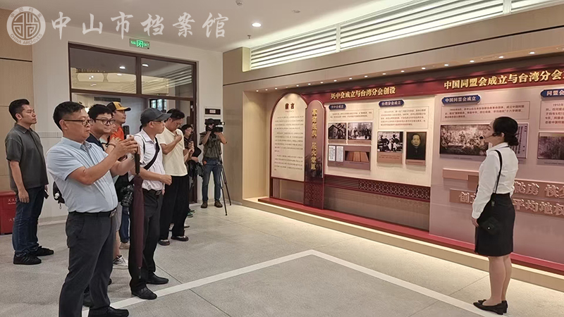 图4：2026年6月29日，媒体参观“孙中山与台湾”档案史料展（摄影：黎晓欣）副本.jpg