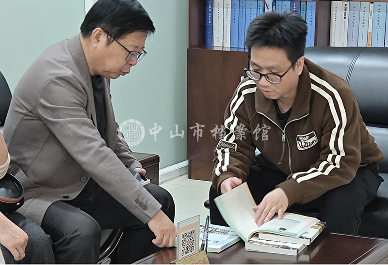 图1：芦海滨先生（左一）向我馆人员分享其著书治学历程 副本.jpg